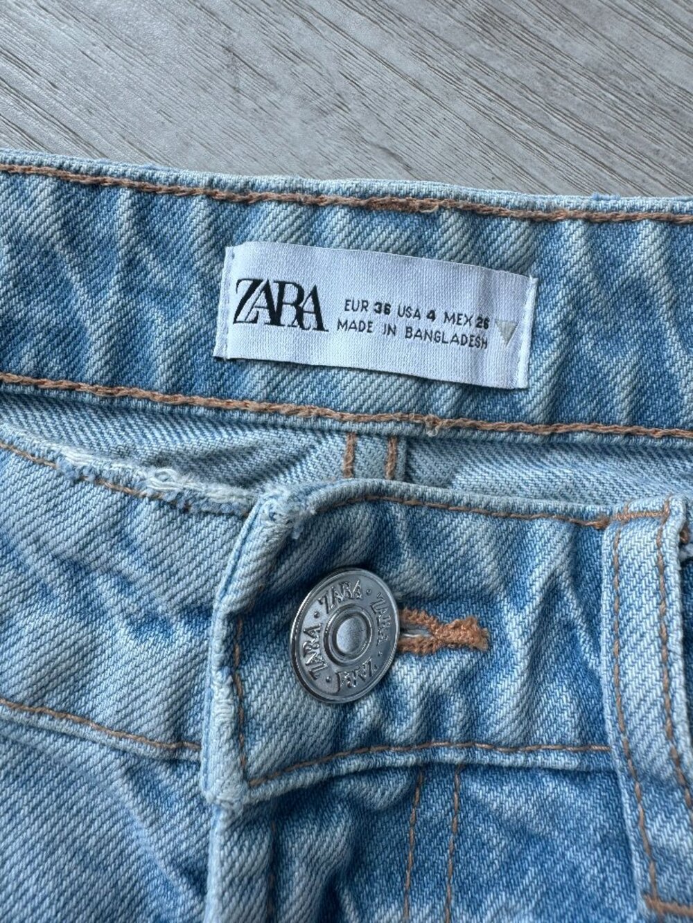 ZARA TRF Mid-Rise Ripped Denim Shorts Light Wash Raw Hem Size US 4 / EU 36 - Picture 10 of 12
